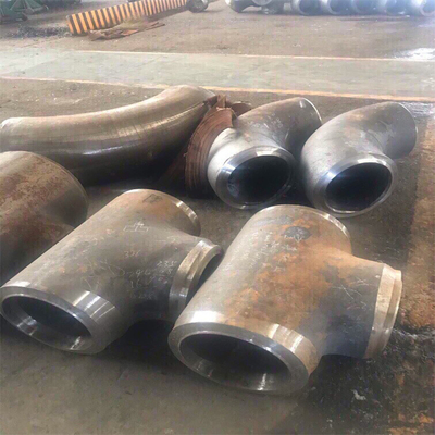 黒い1/2のインチのバット溶接管継手の継ぎ目が無い炭素鋼の側面ティー